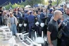 Χίος: Οι διαδηλωτές «ανέβαλαν» την παρέλαση – Άφαντοι οι επίσημοι!