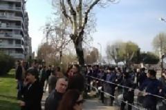 Θεσσαλονίκη: Διαδηλωτές πετάνε μπουκάλια και στραγάλια και προσπαθούν να παρελάσουν