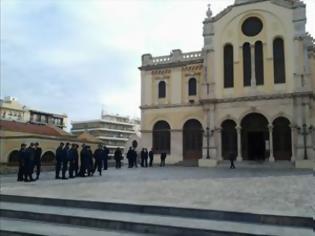 Φωτογραφία για Διεκόπη η παρέλαση στο Ηράκλειο. Χημικά και επεισόδια σε Χανιά