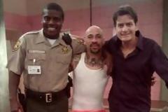 Ο Charlie Sheen φωτογραφίζεται με τους νέους του συμπρωταγωνιστές