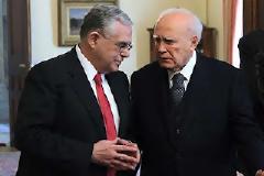 Η αμηχανία του Παπαδήμου μπροστά στο στρατιωτικό άγημα