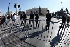 Αναγνώστης περιμένει την παρέλαση του λαού