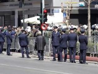 Φωτογραφία για Αναγνώστης χαρακτηρίζει την παρέλαση ... για μοναχικούς