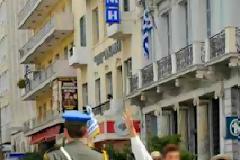 Μούντζες και στην Πάτρα...