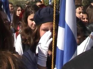 Φωτογραφία για VIDEO: Μαθητές στην Καλλιθέα έψαλλαν τον Εθνικό Ύμνο με δάκρυα στα μάτια!