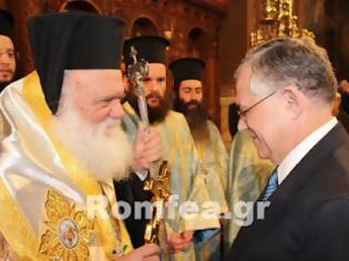 Φωτογραφία για Τι 'ψιθύρισε' ο Αρχιεπίσκοπος στον Πρωθυπουργό