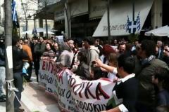 ΑΓΡΙΝΙΟ: Μετά την παρέλαση, πολιόρκησαν το δημαρχείο
