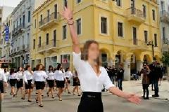Έστρεψαν την ανοιχτή παλάμη τους στην εξέδρα των επισήμων