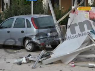 Φωτογραφία για Χίος: Έπεσε πάνω στη στάση του λεωφορείου