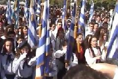 Μαθητές με δάκρυα στα μάτια ψάλλουν τον Εθνικό Ύμνο