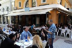 Η επανάσταση τέλειωσε νωρίς στα Τρίκαλα!... Ζήτω τα ούζα