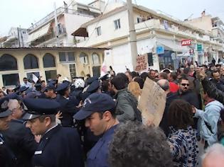 Φωτογραφία για Παρέλαση άρνησης, απόντων, συμπλοκών και... καφέ