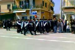 Αναγνώστης μας στέλνει βίντεο όπου δείχνει μαθητές να αλλάζουν δρόμο για να μην... αντικρύσουν τους επίσημους!