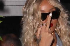 Η Rihanna χαιρετά - καθόλου ευγενικά - τους παπαράτσι, υψώνοντας το μεσαίο δάχτυλο!