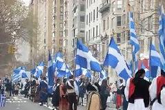 Ύψωσαν σημαίες για «Αλληλεγγύη στους Έλληνες» στη Νέα Υόρκη