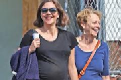 Maggie Gyllenhaal: Βόλτα χέρι – χέρι με τη μητέρα της!