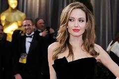 ΠΡΩΤΗ ΦΟΡA: Η Angelina Jolie μιλά για το «πόδι» της που έγινε παρωδία στο Twitter!