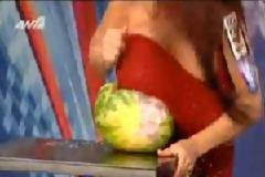 VIDEO: Ελλάδα έχεις ταλέντο: Η γυναίκα που... σπάει καρπούζια με το τεράστιο στήθος της!