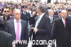 «Εμείς θα τα πούμε» είπε σε πολίτες που τον «έκραζαν» ο Πάρις Κουκουλόπουλος [βίντεο]