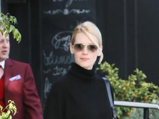 Φωτογραφία για H January Jones τρώει τον… πλακούντα της!