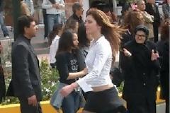 Η όμορφη κοπέλα κάνει παρέλαση... η γιαγιά όμως που την κοιτάει?