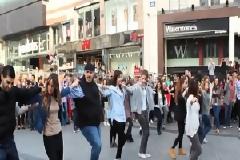 VIDEO: Συρτάκι στο Birmingham από Έλληνες και Κύπριους!