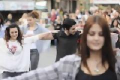 VIDEO:Έλληνες φοιτητές χορεύουν Ζορμπά στο Λονδίνο!