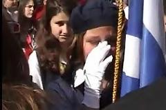 Συγκλονιστικό βίντεο.Μαθητές τραγουδούν τον εθνικό ύμνο και κλαίνε.[ΒΙΝΤΕΟ]