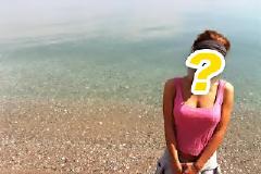 Ποια είναι η σέξι τραγουδίστρια που φωτογραφήθηκε στην παραλία; Αποκαλυπτικές πόζες...