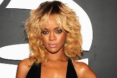 H Rihanna θέλει να περάσει το καλοκαίρι με τον Kutcher, η Moore δεν θέλει να τον ξαναδεί