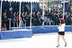 Παν' αυτές οι παρελάσεις, χλίδα, πλούτην, διασκεδάσεις!