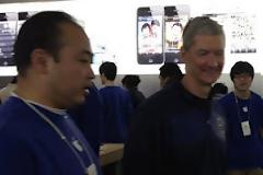 Apple: τι γύρευε ο Tim Cook στην Κίνα;