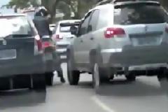 Θυμωμένος οδηγός αυτοκινήτου προσπάθησε να πατήσει μοτοσικλετιστή....και μετά έπεσε 