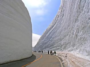 Φωτογραφία για Διασχίζοντας τα τεράστια «τείχη του χιονιού»…