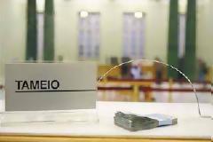 Οι Έλληνες τραβούν και τις τελευταίες καταθέσεις τους από τις τράπεζες