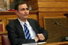 Δώρο Σαχινίδη στους υπαλλήλους του υπουργείου του