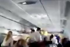 Βίντεο από τον πανικό εν πτήση όταν ο πιλότος... τρελάθηκε