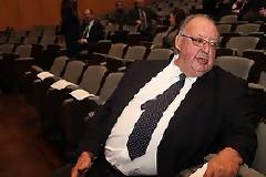 Αντί να στείλει τον Πάγκαλο.... από εκεί που ήρθε, του έδωσε και συγχαρητήρια!