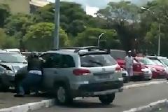 Γυναίκα οδηγός προσπαθεί να σκοτώσει έναν αναβάτη μοτοσικλέτας! [video]
