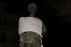 Έστησαν…κρεμάλες στη Χίο