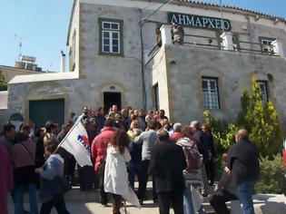 Φωτογραφία για Έπεσε ξύλο στο Δημαρχείο Ερμιονίδος