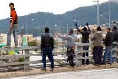 Kλοιός μεταναστών γύρω από το λιμάνι της Ηγουμενίτσας!