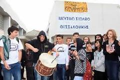 Αναγνώστης κοντά στους 