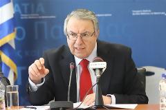 Ο διάλογος δεν ξεκινάει με απειλές, απαντά στους επικριτές του ο Γ.Μπαμπινιώτης