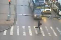 VIDEO: Πεζός γλιτώνει... παρά τρίχα από τρελή πορεία λεωφορείου!