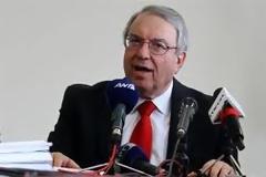 Στο γ' ενικό απευθύνεται στον εαυτό του ο Μπαμπινιώτης