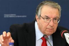 Με παραίτηση απειλεί ο Μπαμπινώτης...