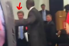 Η Ελλάδα θα σας κυνηγάει όπου και να πάτε...Έλληνες φοιτητές έριξαν άγριο κράξιμο στον Τόμσεν. (Βίντεο)
