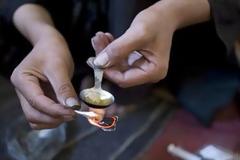 Με σύριγγες που περιείχαν διάλυμα ηρωίνης συνελήφθησαν 2 άτομα
