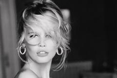 H επιστροφή της Claudia Schiffer